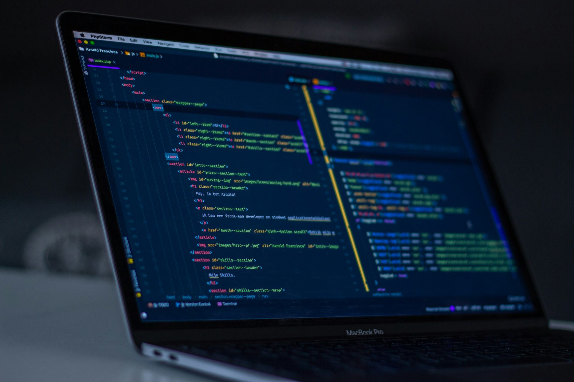 Ecran de developpement avec code et outils techniques
