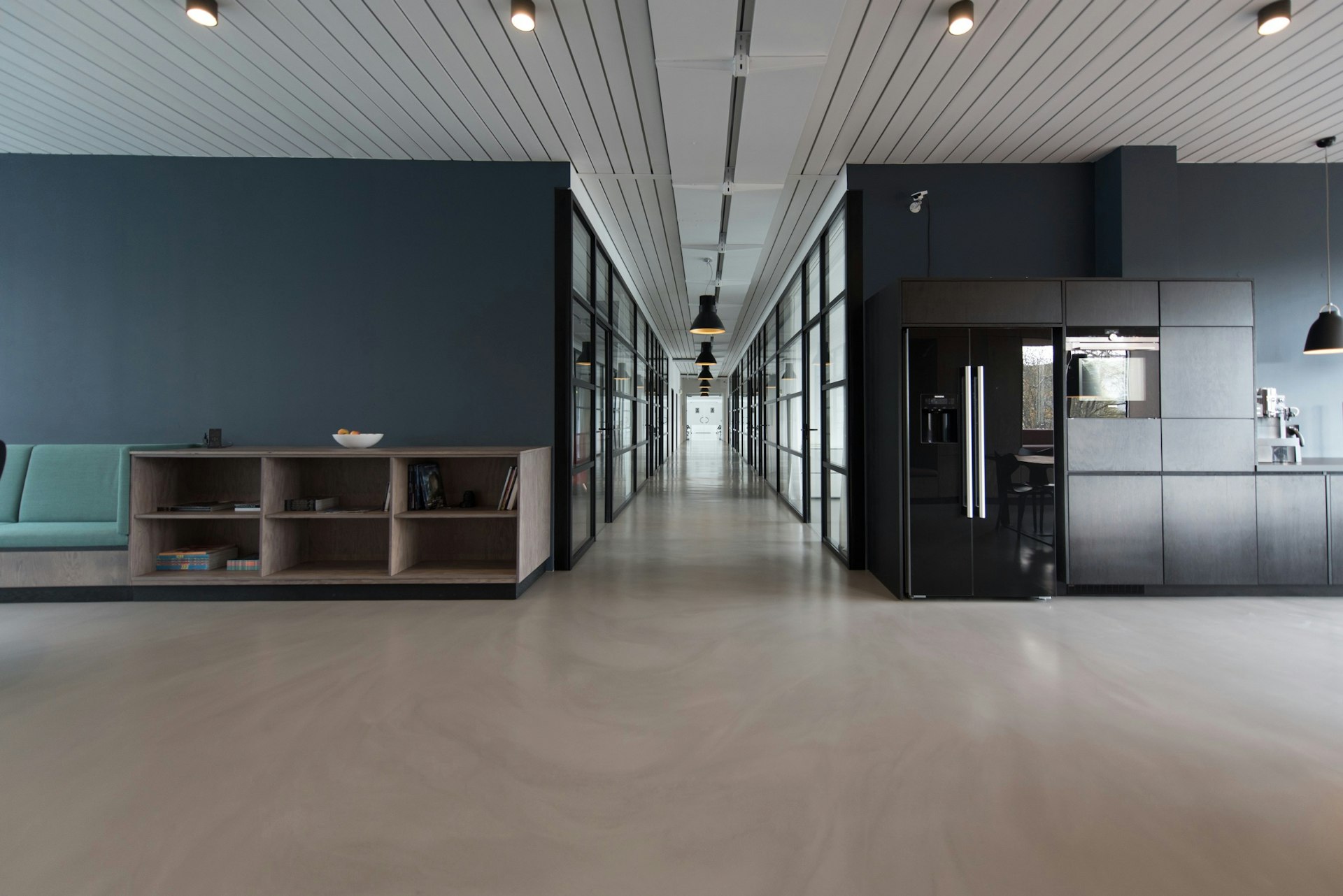 Espace de travail moderne avec ecrans et outils collaboratifs